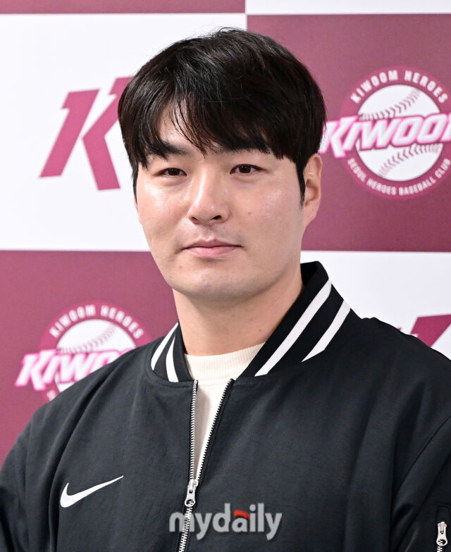 키움 박병호 코치가 취재진의 질문에 답하고 있다 / 고척 = 유진형 기자 zolong@mydaily.co.kr
