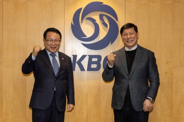 정헌율 익산시장(왼쪽)과 KBO 허구연 총재./KBO