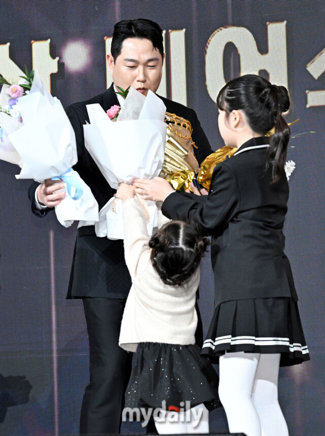 두산 양의지가 9일 오후 서울 잠실 롯데호텔에서 진행된 '2025 KBO 골든글러브 시상식' 에서 포수 부문 골든글러브상을 수상한 뒤 딸에게 꽃다발을 받고 있다. 포지션별 최고 선수를 가리는 '2025 KBO 골든글러브 시상식'은 투수와 포수, 지명타자, 1루수, 2루수, 3루수, 유격수, 외야수(3명) 등 총 10개 부문에 걸쳐 최고의 선수를 가린다./마이데일리