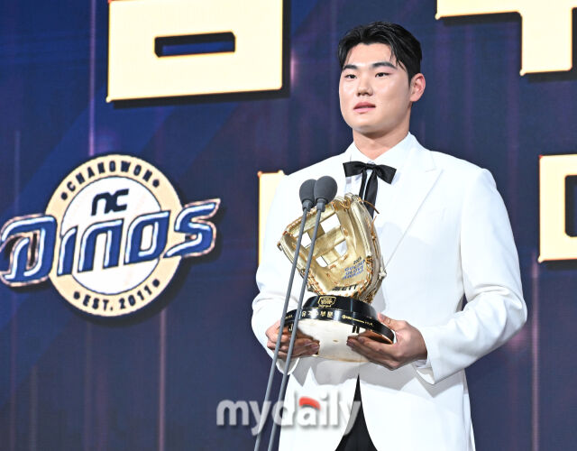 NC 김주원이 9일 오후 서울 잠실 롯데호텔에서 진행된 '2025 KBO 골든글러브 시상식'에서 유격수 골든글러브를 수상하고 있다.포지션별 최고 선수를 가리는 '2025 KBO 골든글러브 시상식'은 투수와 포수, 지명타자, 1루수, 2루수, 3루수, 유격수, 외야수(3명) 등 총 10개 부문에 걸쳐 최고의 선수를 가린다./마이데일리