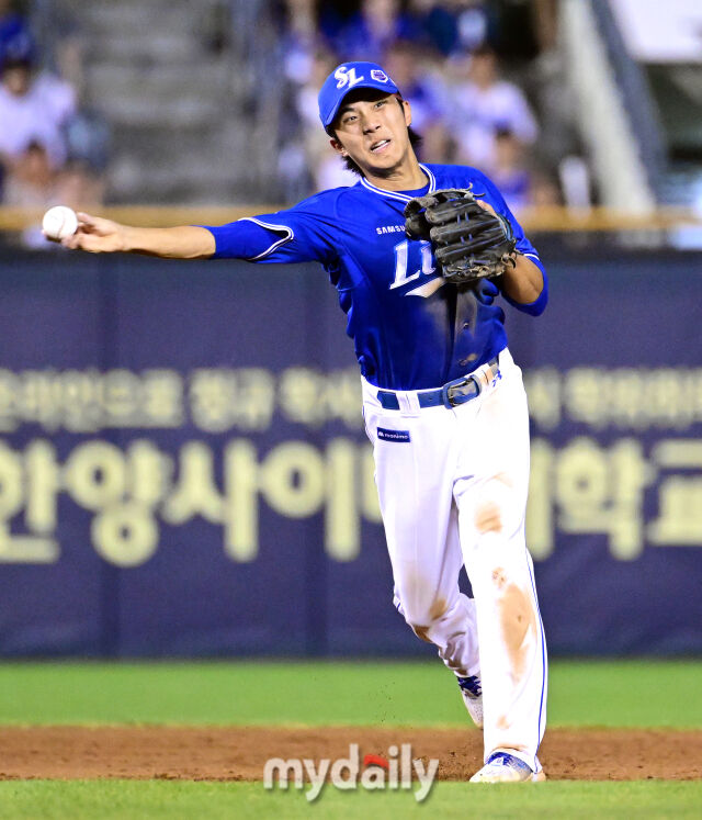 2025년 8월 28일 오후 서울 잠실구장에서 열린 '2025 신한 SOL뱅크 KBO 리그' 삼성 라이온즈와 두산 베어스의 경기. 삼성 유격수 이재현이 8회말 2사 2루서 두산 이유찬의 타구를 처리하고 있다./마이데일리