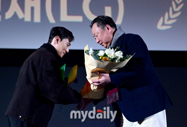 2025년 12월 4일 오후 서울 영등포 타임스퀘어 CGV 영등포 스크린X관에서 ‘제39회 스포츠서울 올해의 상’이 열렸다. LG 신민재가 차명석 단장의 축하를 받으며 올해의 수비상을 수상하고 있다./마이데일리