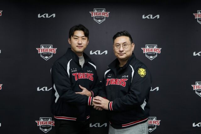 홍건희와 심재학 단장/KIA 타이거즈