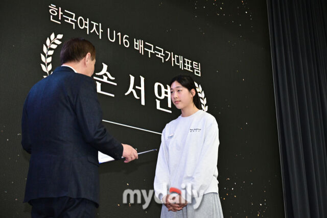28일 서울 방이동 올림픽파크텔 올림피아홀에서 진행된 '2026 배구인의 밤' 행사가 열렸다. 최우수선수상을 수상한 한국여자 U16 배구국가대표팀 주장 손서연./송파 = 한혁승 기자