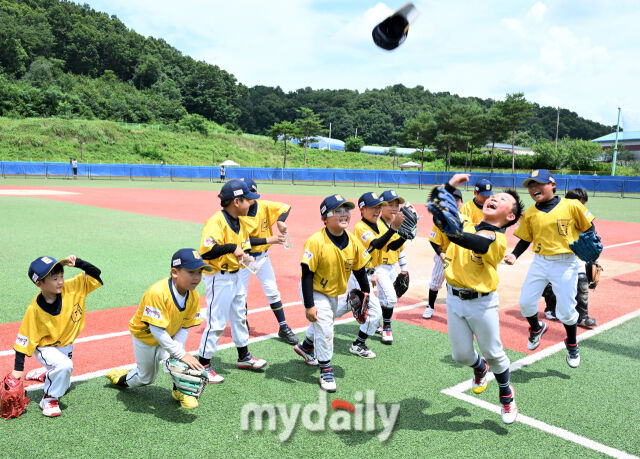 파주시BTAC 유소년야구단 선수들이 지난해 7월에 열린 제2회 마이데일리배 전국유소년야구대회 꿈나무리그 현무에서 우승을 차지한 뒤 환호하고 있다. /마이데일리 DB