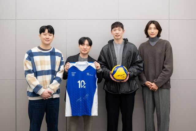 사인 유니폼과 공을 들고 촬영한 기념사진./KYK 파운데이션