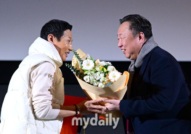 2025년 12월 4일 오후 서울 영등포 타임스퀘어 CGV 영등포 스크린X관에서 ‘제39회 스포츠서울 올해의 상’이 열렸다. LG 염경엽 감독이 차명석 단장의 축하를 받으며 올해의 감독상을 수상하고 있다./마이데일리