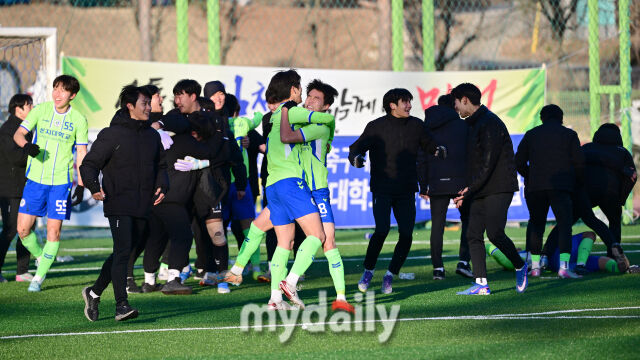 2026년 1월 20일 오후 경상북도 김천대학교 대운동장에서 스포츠 중심도시 김천 '제22회 1.2학년 대학축구대회' 준결승, 성지대학교와 용인대학교의 경기가 열렸다.

성지대학교가 승부차기 끝에 승리한 뒤 기뻐하고 있다./사진=유진형 기자”></p>
<p>[마이데일리 = 김천대학교 최병진 기자] 강추위 속에서도 대학 축구의 열기는 식지 않았다.</p>
<p>한국대학축구연맹이 주최하는 ‘스포츠 중심도시 김천 제22회 1,2학년대학축구대회’는 지난 7일부터 경상북도 김천시 일원에서 진행되고 있다. 총 36개 학교가 10개조로 나뉘어 치열한 조별 예선을 치렀다.</p>
<p>지난 14일부터는 토너먼트가 진행됐고 20일에는 김천대학교 대운동장에서 4강전이 펼쳐졌다. 중앙대학교가 단국대학교와 첫 번째 경기를 가졌고 두 번째 경기에서는 상지대학교와 용인대학교가 만났다.</p>
<p>이날 김천의 날씨는 영하 10도의 강추위를 자랑했다. 강풍까지 불며 체감 온도는 더욱 떨어졌다. 하지만 선수들의 부모를 포함해 많은 관계자가 현장을 찾으며 경기를 지켜봤다.</p>
<p>경기 내용도 치열했다. 중앙대는 단국대를 2-0으로 꺾었다. 공격수 김수민이 전반전에 코너킥에서 선제골을 기록해고 후반전에는 페널티킥(PK)을 성공시키며 승리를 거뒀다.</p>
<p><img decoding=