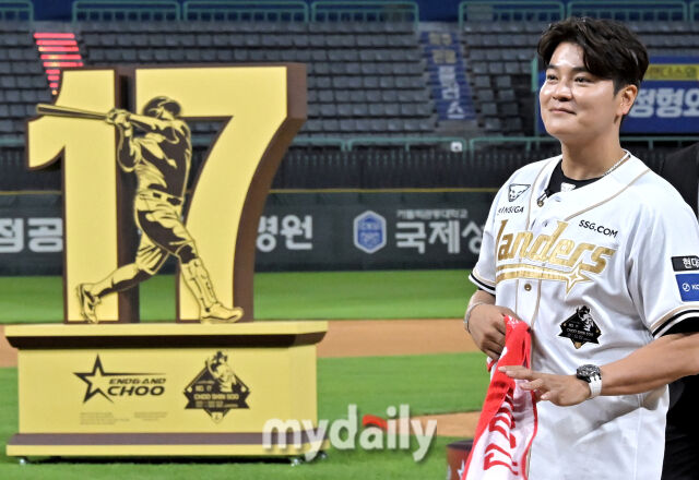 추신수가 14일 오후 인천 문학동 SSG랜더스필드에서 진행된 은퇴식에서 미소를 짓고 있다./마이데일리