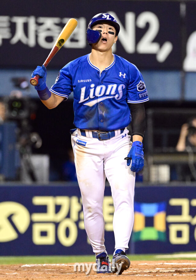 2025년 8월 28일 오후 서울 잠실구장에서 열린 '2025 신한 SOL뱅크 KBO 리그' 삼성 라이온즈와 두산 베어스의 경기. 삼성 김성윤이 7회초 2사 2루서 삼진을 당한 뒤 아쉬워하고 있다./마이데일리
