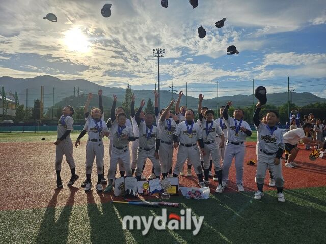 세리머니를 펼치는 구로구 유소년야구단 선수들.