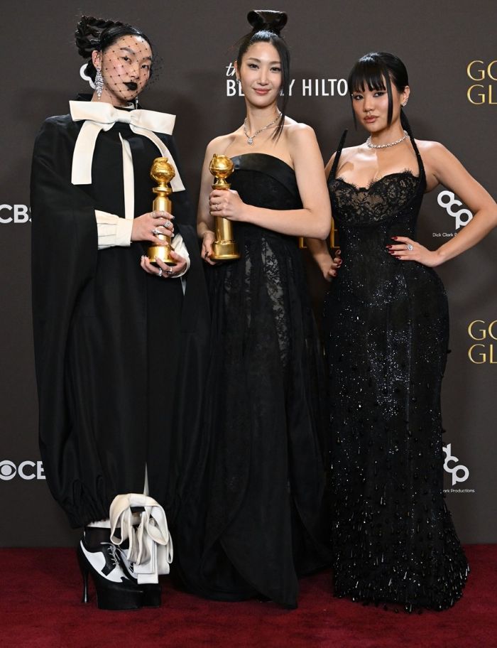 지난 11일 골든글로브 시상식에서 '케이팝 데몬 헌터스'의 주제가 '골든'(Golden)이 주제가상을 수상한 가운데 이를 실제로 부른 오드리 누나, 이재, 레아 아미가 트로피를 들고 포즈를 취하고 있다.(왼쪽부터) 사진제공=딕 클라크 프로덕션(Courtesy of Dick Clark Productions)