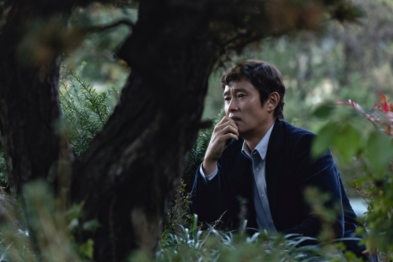영화 '어쩔수가없다'의 한 장면. 주연 이병헌은 골든글로브 남우주연상 후보 등에 올라 있다. 사진제공=CJ ENM