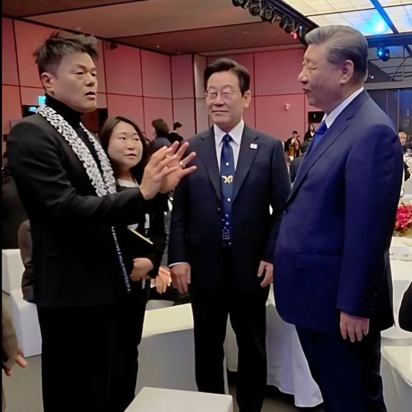 가수 겸 프로듀서인 박진영 대중문화교류위원회 위원장(왼쪽)이 지난해 11월1일 경주에서 열린 한중 정상회담 뒤 국빈 만찬에서 이재명 대통령, 시진핑 중국 국가주석과 이야기를 나누고 있다. 사진출처=박진영 SNS