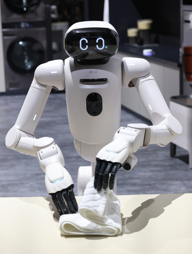 세계 최대 가전·정보기술(IT) 전시회 CES 2026을 앞둔 5일(현지시간) 미국 네바다주 라스베이거스 컨벤션센터(LVCC) LG전자 부스에서 홈 로봇 '클로이드'가 수건을 정리하고 있다. 연합뉴스