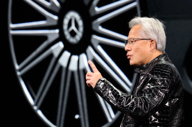 젠슨 황 엔비디아 CEO가 5일(현지시간) 미국 네바다주 라스베이거스 퐁텐블로 호텔에서 열린 엔비디아 CES 2026 라이브에서 기조연설 도중 벤츠와의 협업에 대해 설명하고 있다. 라스베이거스=연합뉴스