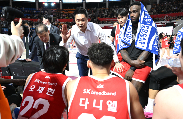 작전 지시하는 전희철 서울 SK 감독. 사진 제공=KBL