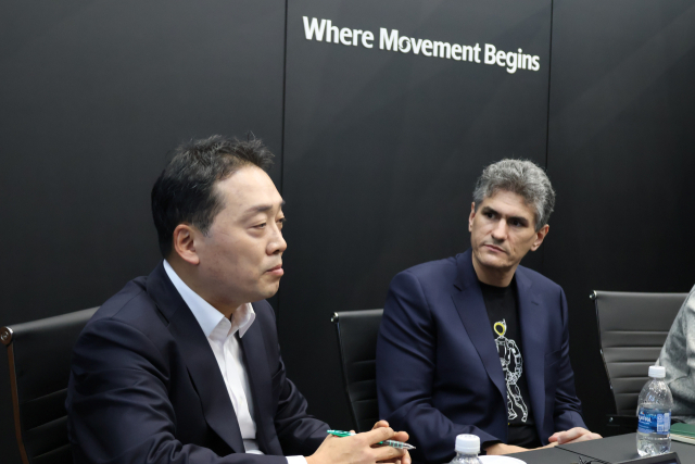 오세욱(왼쪽) 현대모비스 로보틱스추진실장(상무)과 잭 재코우스키 보스턴 다이나믹스 아틀라스 개발 총괄이 8일(현지시간) 미국 라스베이거스에서 열린 CES 2026에서 인터뷰를 하고 있다. 사진제공=현대차그룹