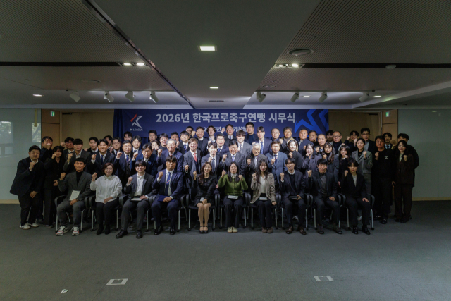 시무식 후 기념 촬영을 가진 권오갑 한국프로축구연맹 총재와 직원들. 사진 제공=한국프로축구연맹