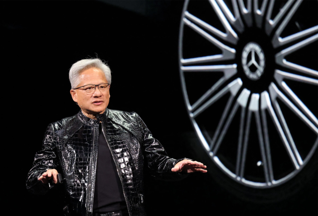젠슨 황 엔비디아 CEO가 5일(현지시간) 미국 네바다주 라스베이거스 퐁텐블로 호텔에서 열린 엔비디아 CES 2026 라이브에서 기조연설 도중 벤츠와의 협업에 대해 설명하고 있다. 라스베이거스=연합뉴스