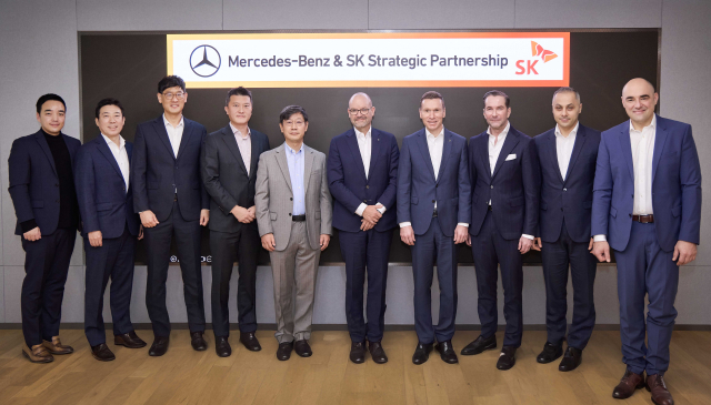 서울 을지로에 위치한 SKT타워에서 SK그룹과 메르세데스 벤츠 그룹의 주요 경영진이 미래 모빌리티 분야 협력 강화를 위한 전략적 파트너십을 논의하고 기념 촬영을 하고 있다. 왼쪽부터 박서하 티맵모빌리티 사업총괄, 이재승 SK온 영업총괄, 이재환 티맵모빌리티 대표이사, 송재승 SK스퀘어 CIO, 강욱성 SK하이닉스 차세대상품기획총괄, 요르그 부르저 메르세데스 벤츠 그룹 AG 이사회 멤버 및 최고기술책임자(CTO), 마티아스 바이틀 메르세데스 벤츠 코리아 대표이사, 슈테펜 마우어스베르거 메르세데스 벤츠 그룹 AG 아태지역 구매 및 협력사 품질관리 부사장, 컬삿 카르탈 메르세데스 벤츠 R&D 코리아 센터장, 사샤 자고라츠 메르세데스-벤츠 그룹 AG 고전압 및 반도체 구매 총괄. 사진 제공=티맵모빌리티