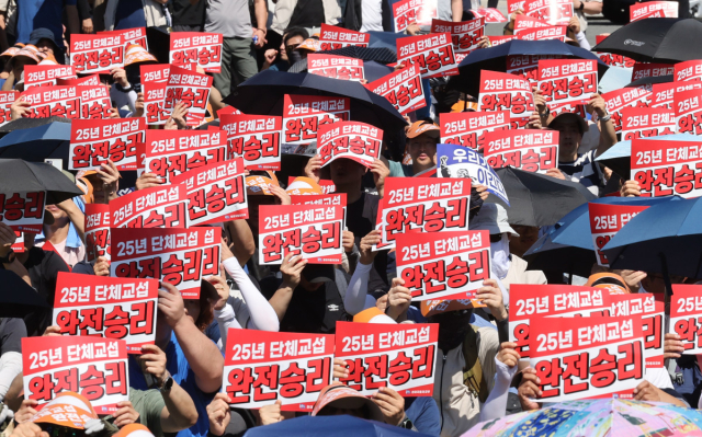 지난해 9월 울산시 북구 현대자동차 울산공장 본관 앞에서 열린 현대차 노조의 총파업 결의 대회에서 조합원들이 구호를 외치고 있다. 연합뉴스