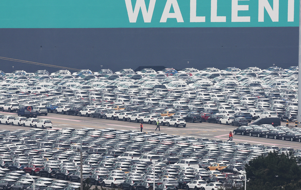 경기 평택항에서 수출 대기 중인 자동차들. 연합뉴스