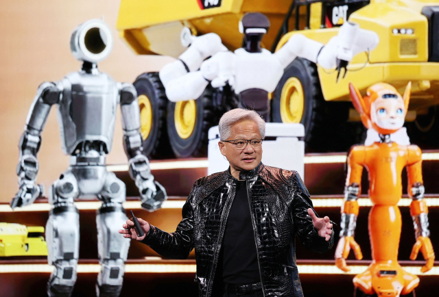젠슨 황 엔비디아 CEO가 5일(현지시간) 미국 네바다주 라스베이거스 퐁텐블로 호텔에서 열린 엔비디아 CES 2026 라이브에서 로봇 관련 기조연설을 하고 있다. 라스베이거스=연합뉴스