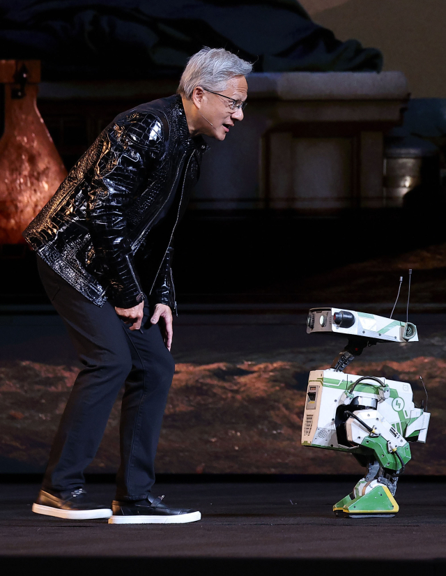 젠슨 황 엔비디아 CEO가 5일(현지시간) 미국 네바다주 라스베이거스 퐁텐블로 호텔에서 열린 엔비디아 CES 2026 라이브에서 로봇과 함께 기조연설을 하고 있다. 라스베이거스=조태형 기자