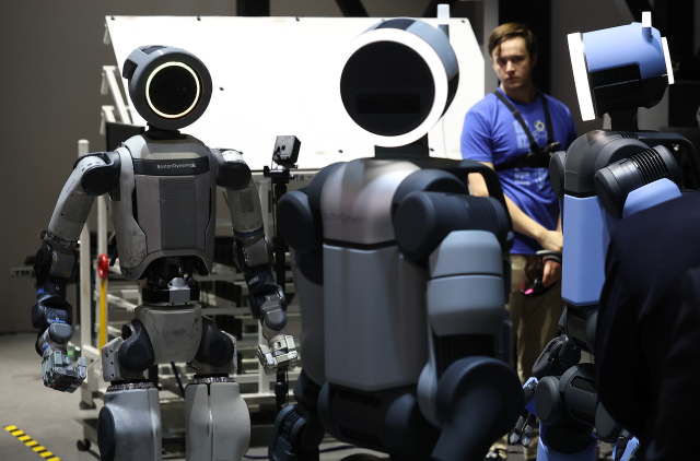 CES 개막 이틀 째인 이달 7일(현지시간) 미국 네바다주 라스베이거스 컨벤션센터(LVCC) 현대자동차 부스에서 로봇 아틀라스가 이동하고 있다. 연합뉴스