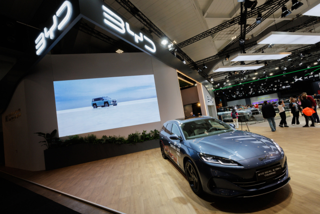 9일 벨기에 브뤼셀에서 열린 브뤼셀 모터쇼 2026 프레스데이에 비야디(BYD) 씰 6 DM-i 투어링카가 전시돼 있다. EPA연합