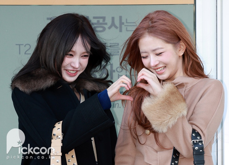 아이브 리즈(좌)와 레이(우)가 공항에서 포착됐다. / 사진 : 픽콘DB