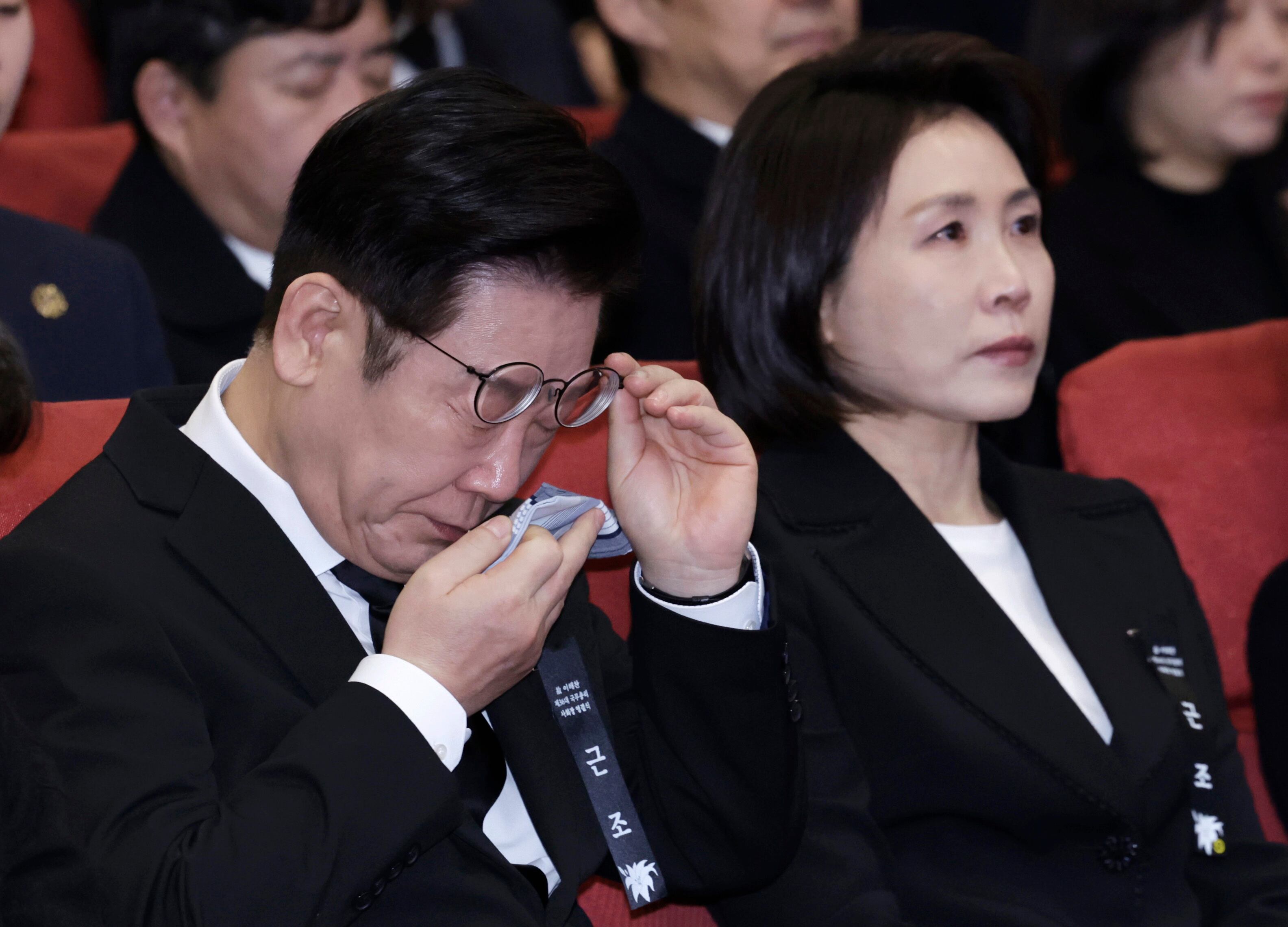 이재명 대통령이 31일 서울 여의도 국회 의원회관에서 열린 이해찬 전 국무총리 영결식에서 눈물을 닦고 있다./연합뉴스