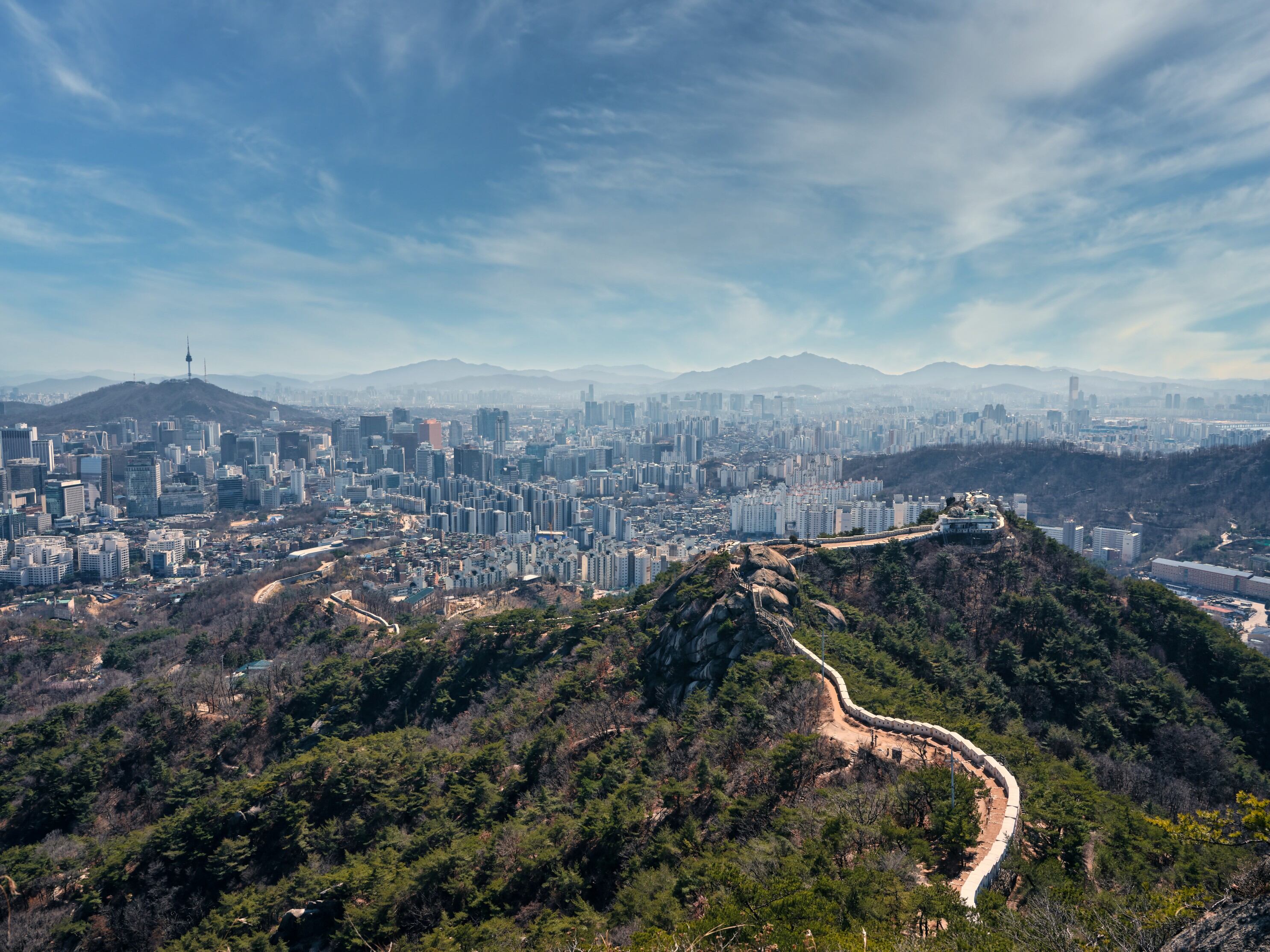 '한양의 수도성곽' 중 인왕곡성 구간의 모습. /서울시 제공