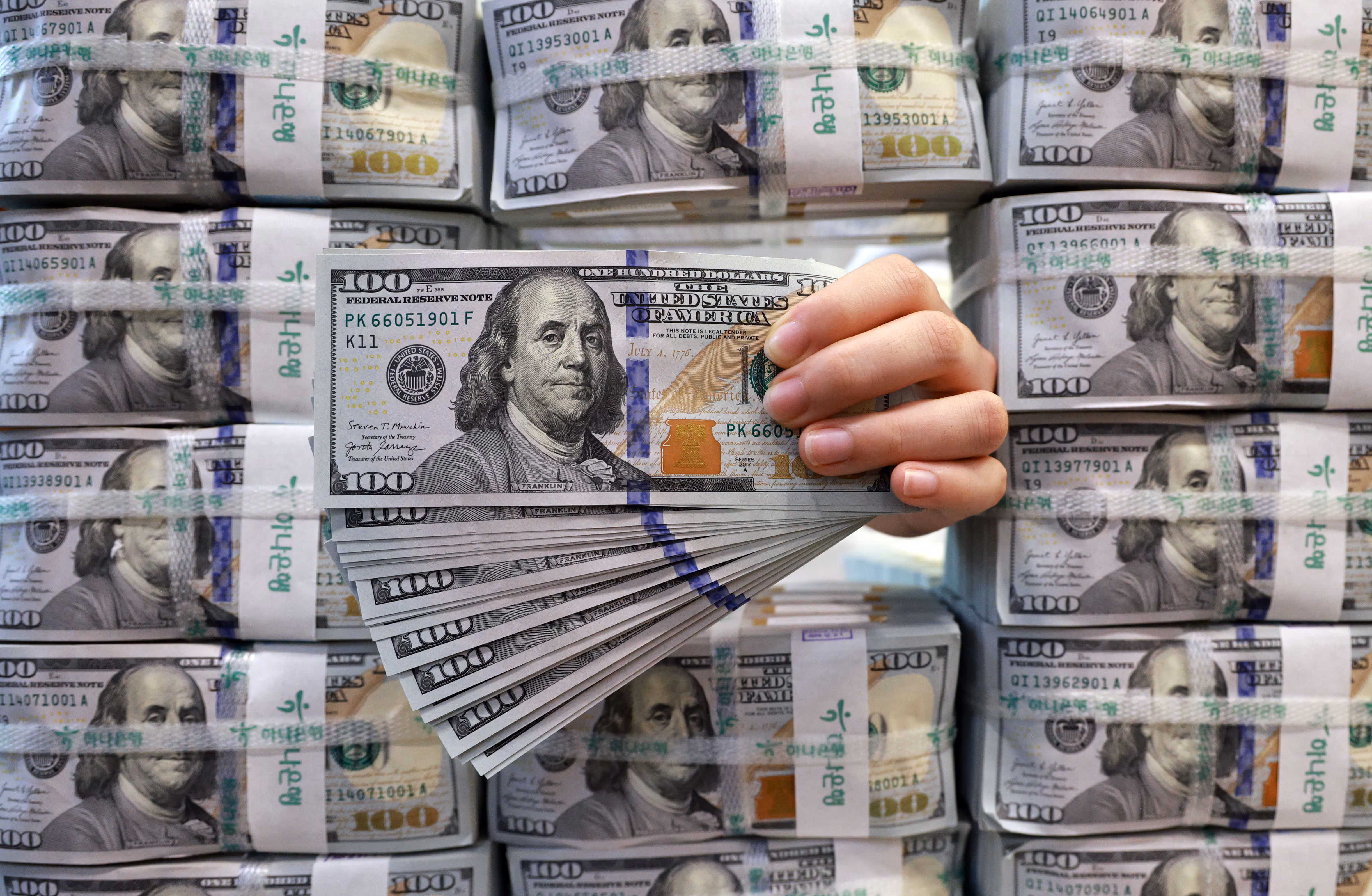 서울 중구 하나은행 위변조대응센터에서 직원이 달러화를 정리하고 있다./연합뉴스