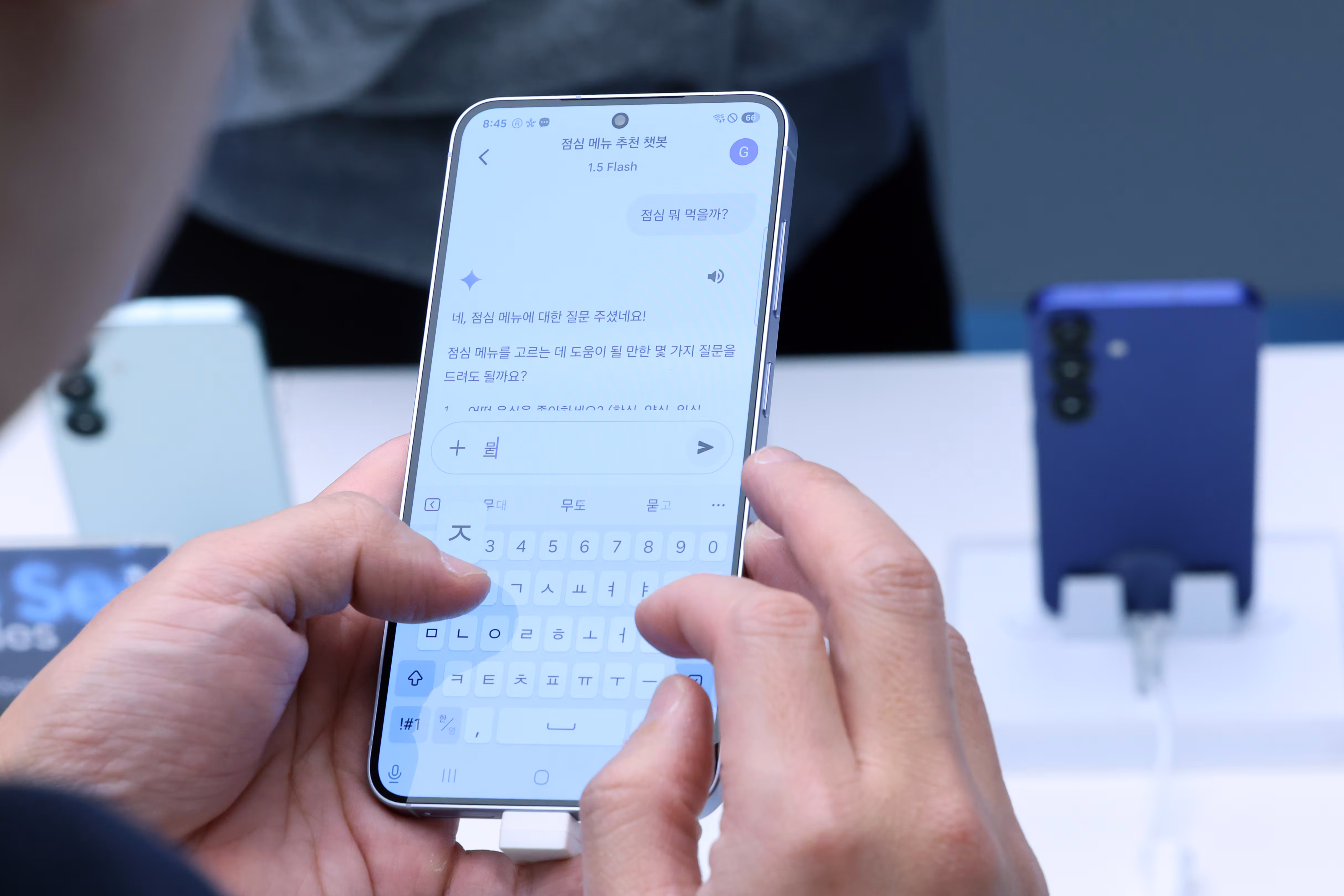 스마트폰에 탑재된 구글 AI '제미나이'를 시연하는 모습./뉴스1