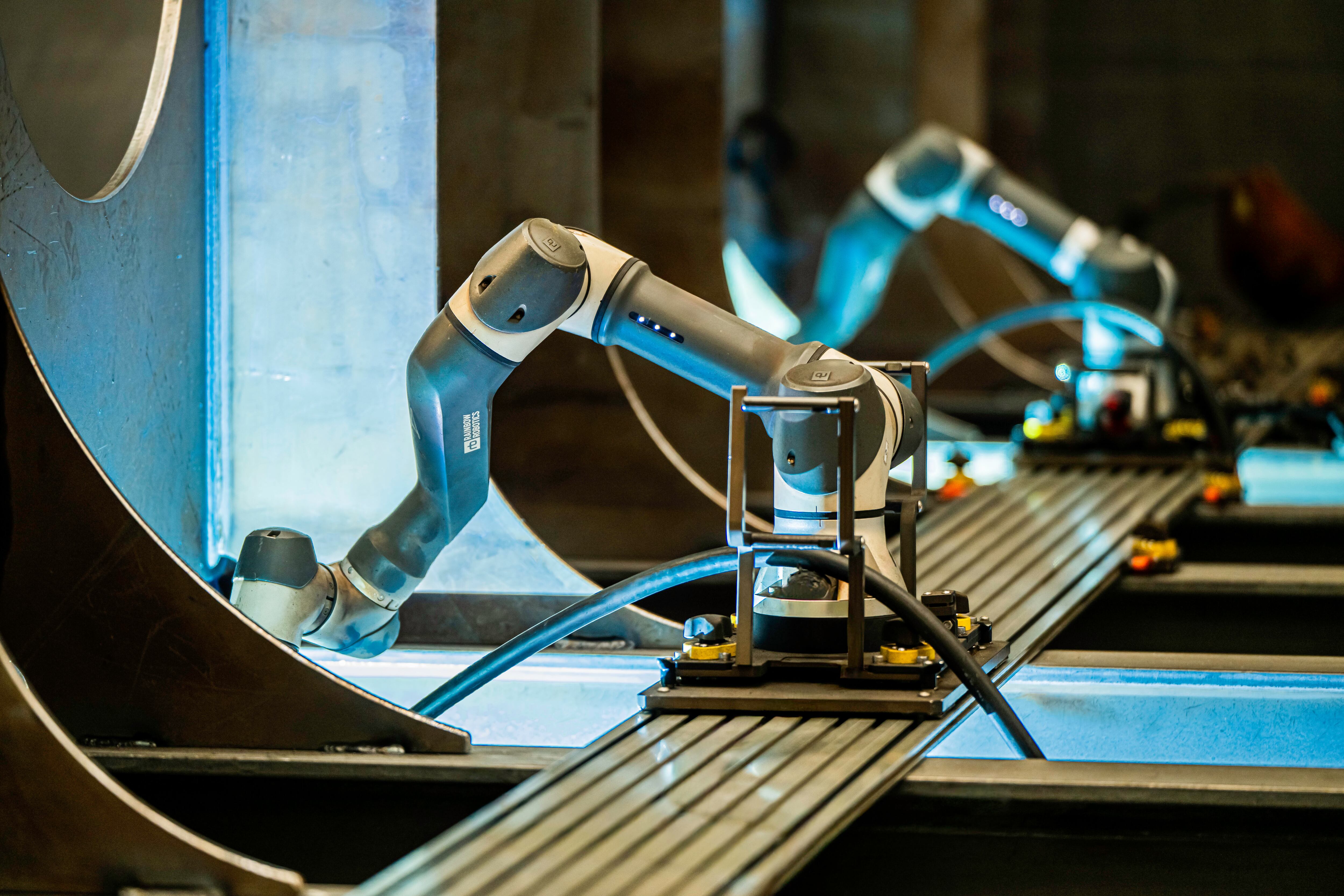 7일 울산 남구 HD현대중공업 용연공장에서 용접 로봇 여러대가 한 레일을 타고 선박 블록 용접을 하고 있는 모습./HD현대중공업