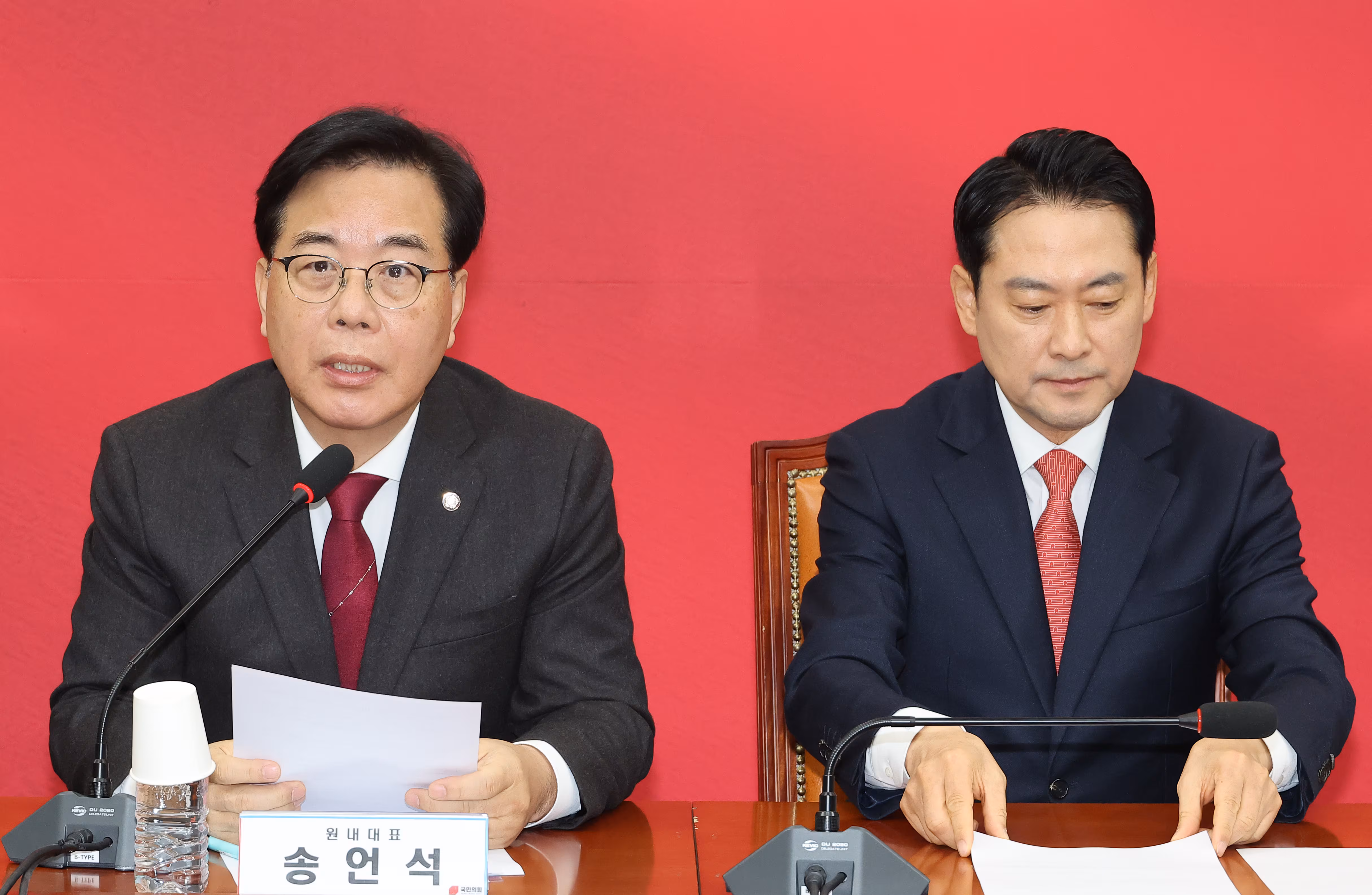 국민의힘 송언석 원내대표가 12일 서울 여의도 국회에서 열린 최고위원회의에서 발언하고 있다. 오른쪽은 장동혁 대표. /연합뉴스