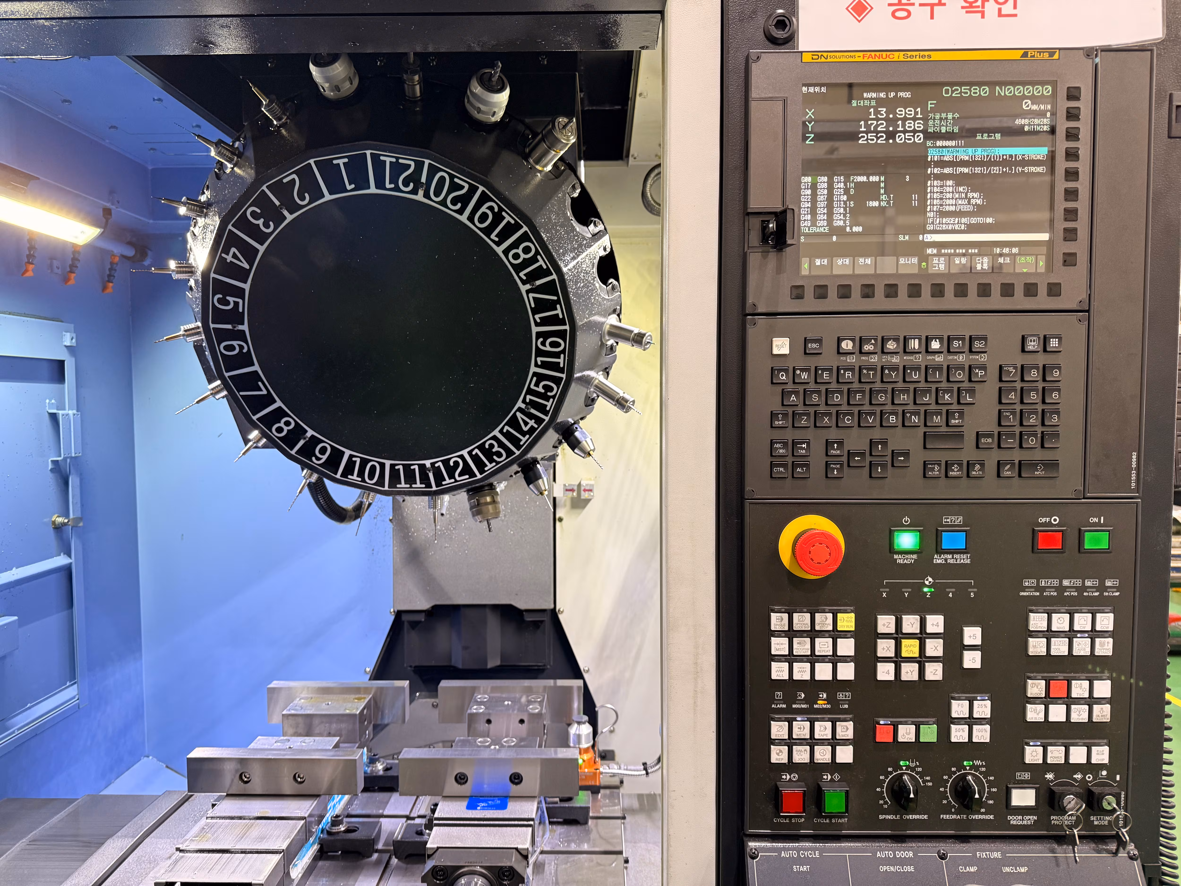 인공지능(AI)을 결합한 공작기계인 MCT(Machining Center Tool)는 드릴 팁 불량을 스스로 판단해 다음 순번에 있는 드릴 팁으로 회전한 후 작업을 진행한다./화성=홍인석