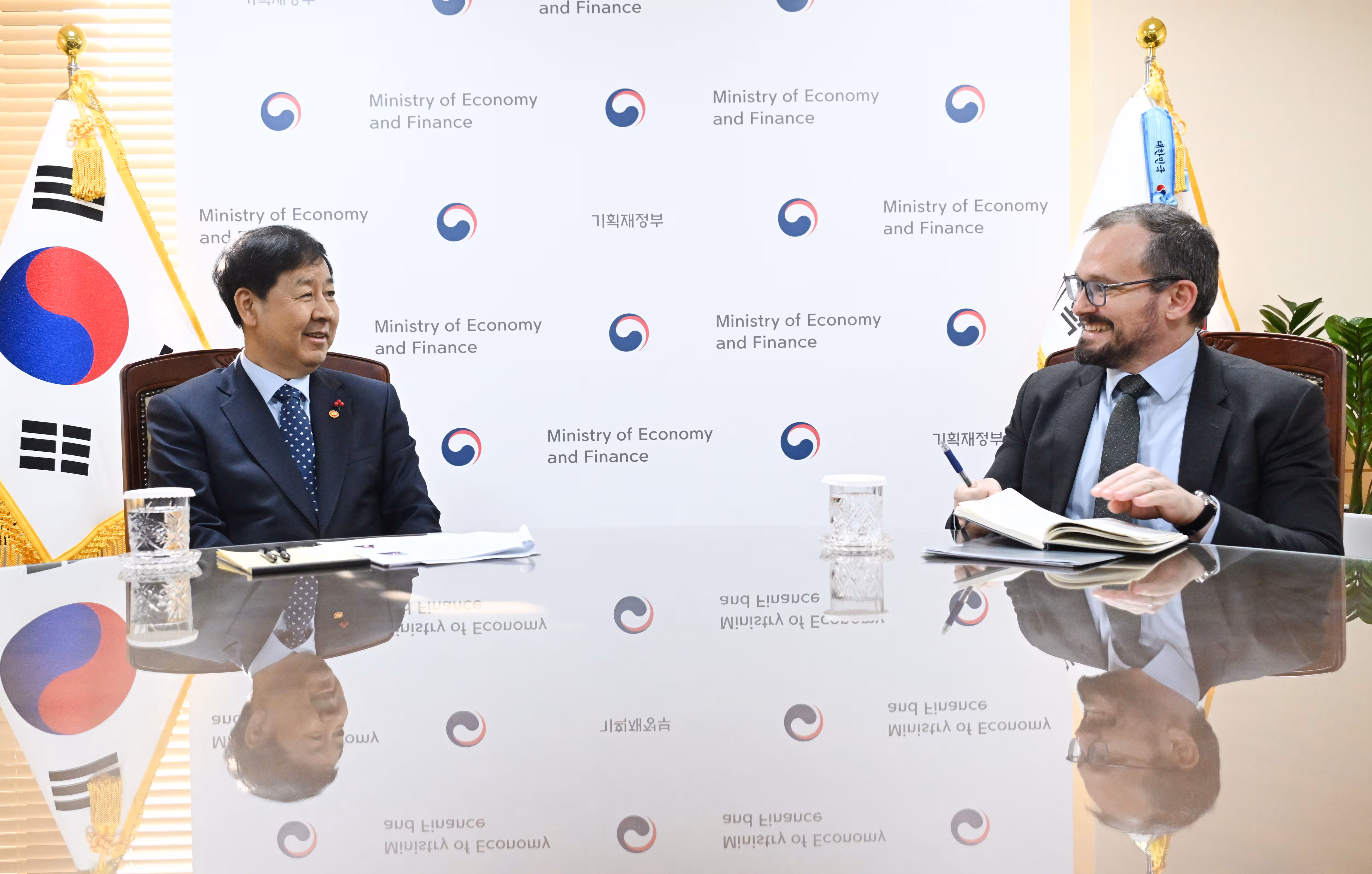 구윤철 부총리 겸 기획재정부 장관이 4일 오후 서울 종로구 정부서울청사에서 제레미 주크 국제신용평가사 피치(Fitch) 아태지역 국가신용등급 담당 이사와 면담을 하고 있다. / 기획재정부 제공. 