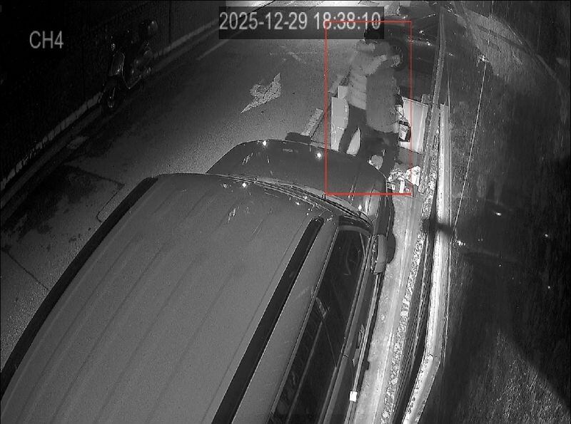 보이스피싱 공범으로부터 강도 피해를 입은 전달책이 골목으로 끌려가고 있다. /송파경찰서 제공