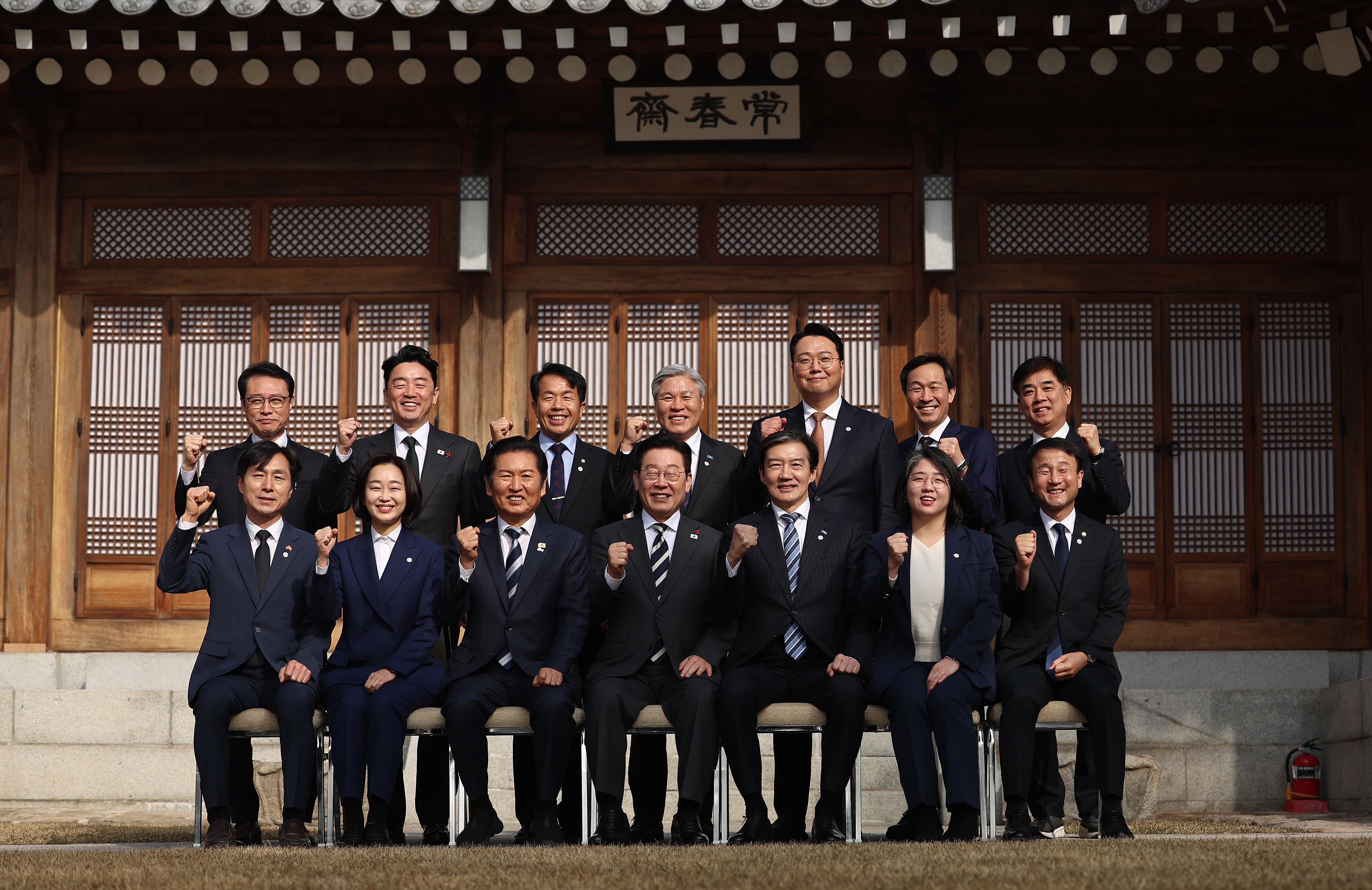 이재명 대통령이 16일 청와대 상춘재에서 열린 정당 지도부 초청 오찬에서 여야 지도부들과 기념촬영을 하고 있다. /뉴스1