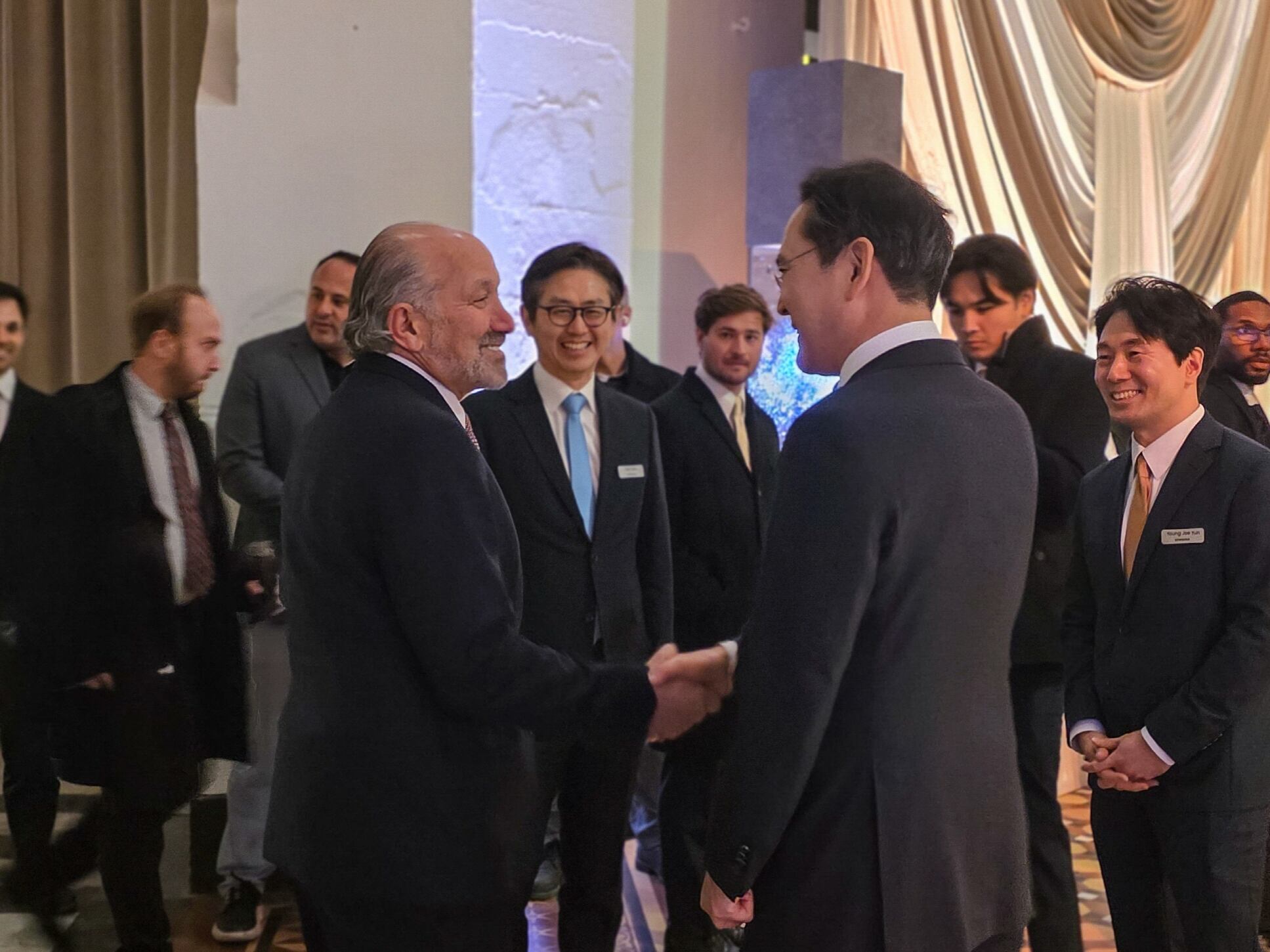 이재용 회장이 28일(현지시각) 미국 워싱턴 D.C. 스미스소니언 예술산업관에서 열린 갈라 디너에서 하워드 러트닉 미국 상무부 장관을 만나 대화하고 있다./삼성 제공