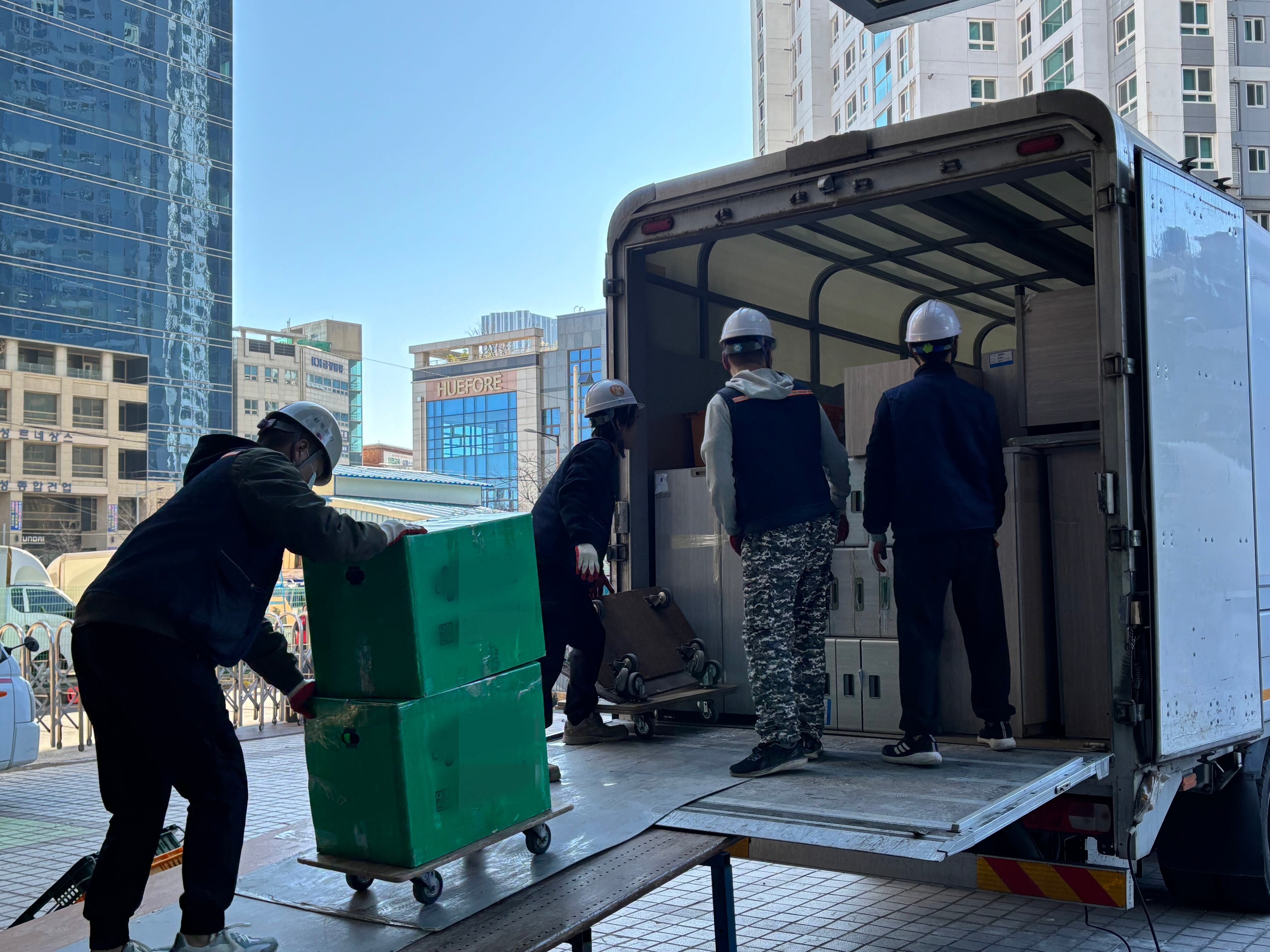 해양수산부 임시청사에 이삿짐이 내려지고 있다. /뉴스1