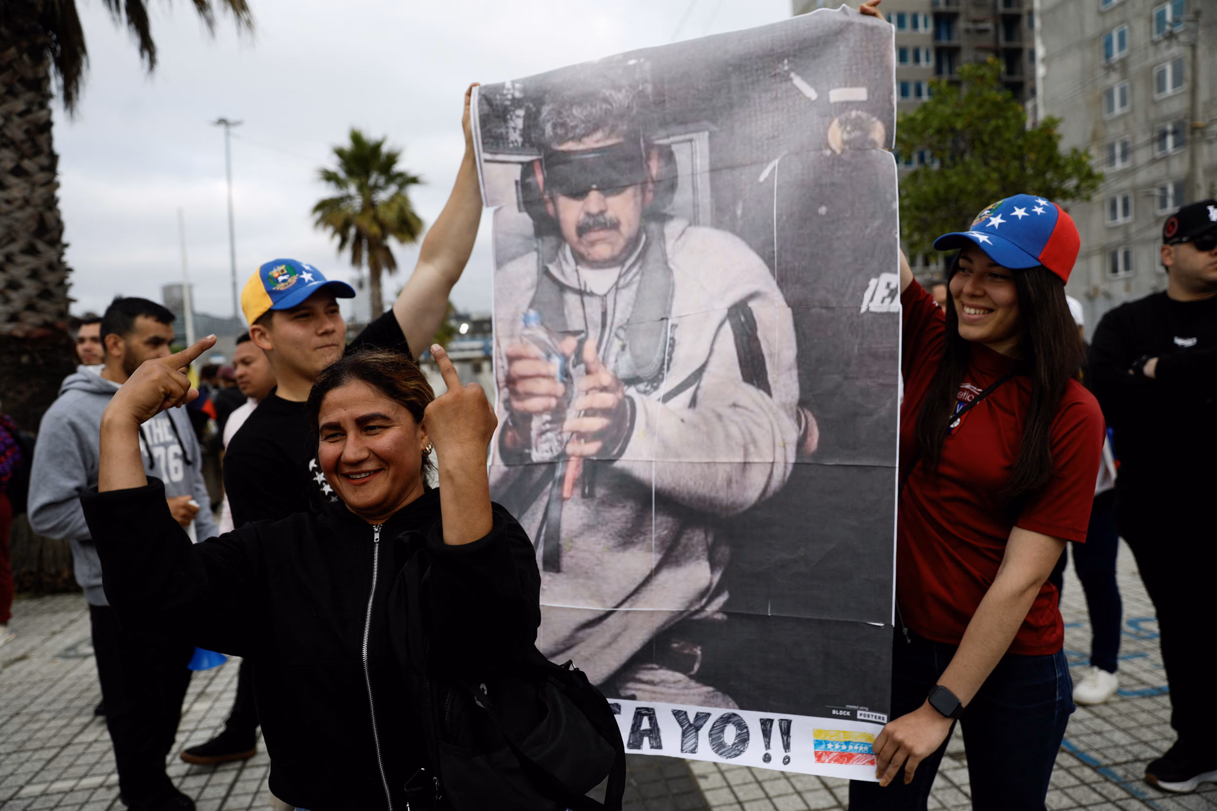 3일 칠레 콘셉시온에서 칠레에 거주하는 베네수엘라 사람들이 모여 니콜라스 마두로 대통령 체포를 축하하고 있다. /연합뉴스