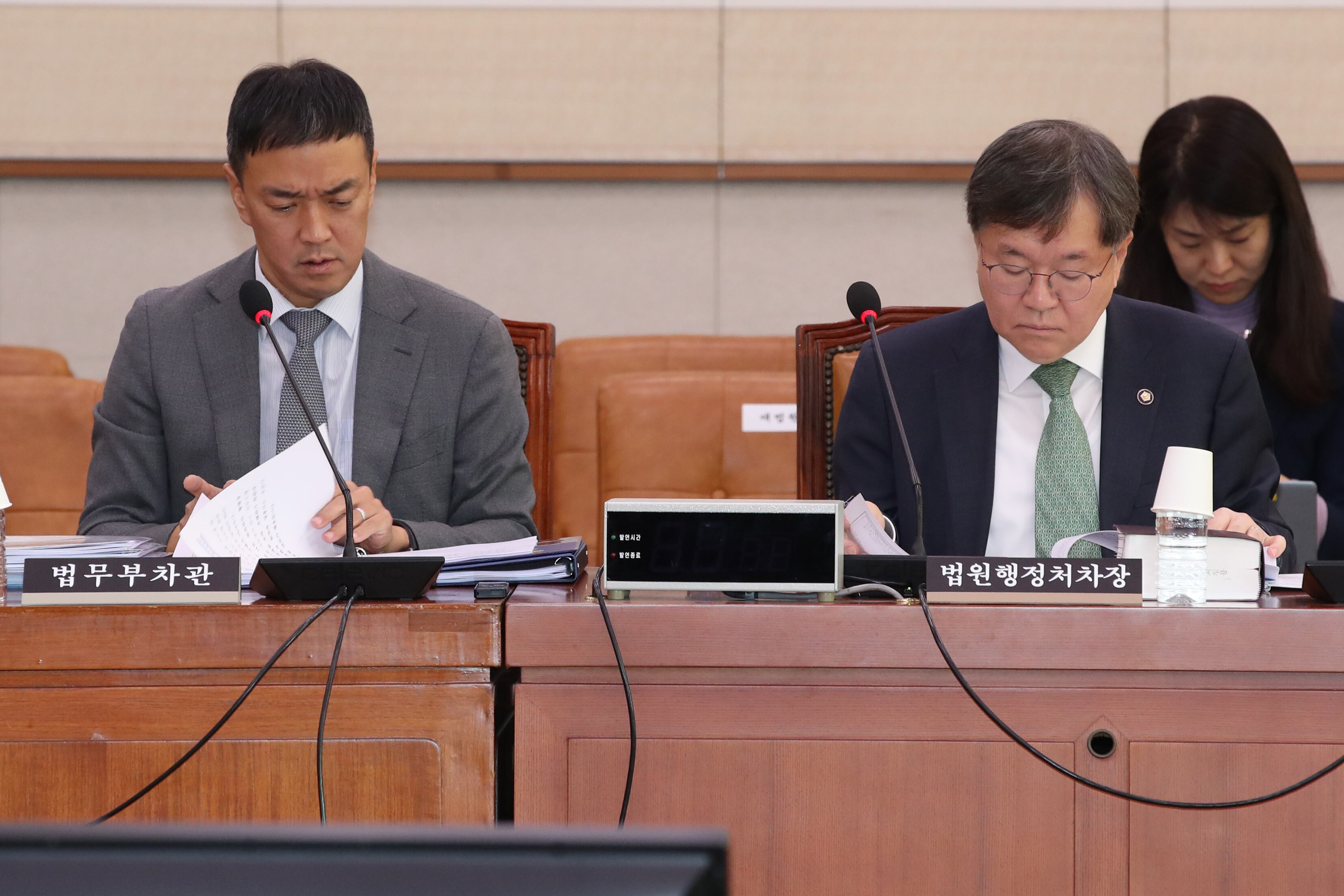 변필건 전 법무부 기획조정실장(왼쪽)이 2024년 12월 19일 오전 서울 여의도 국회에서 열린 법제사법위원회 제1차 법안심사제1소위원회에 출석해 자료를 살피고 있다. /뉴스1