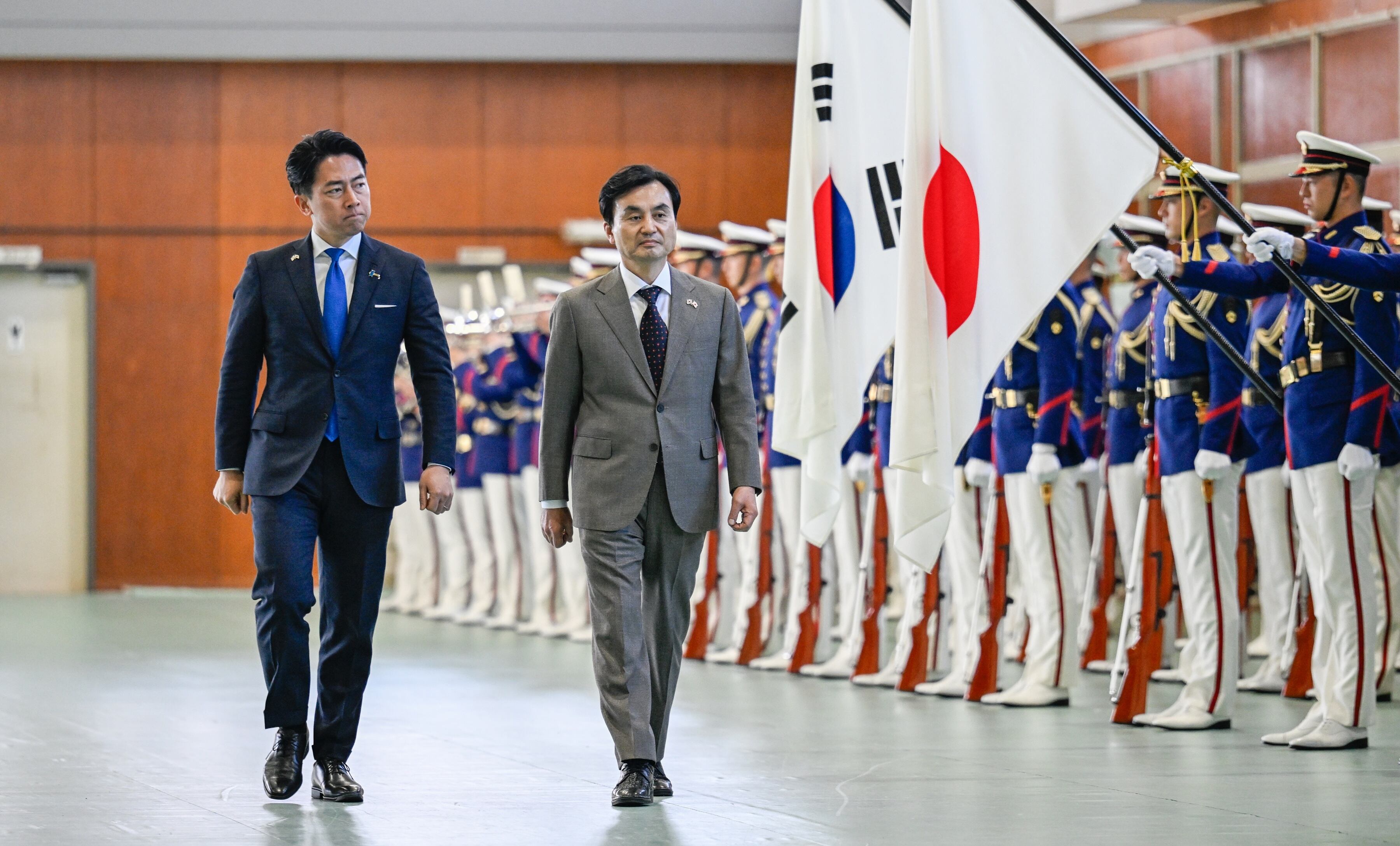 안규백 국방부장관이 30일 일본 해상자위대 요코스카총감부에서 고이즈미 신지로 일본 방위상과 함께 의장대 사열하고 있다. /국방부 제공