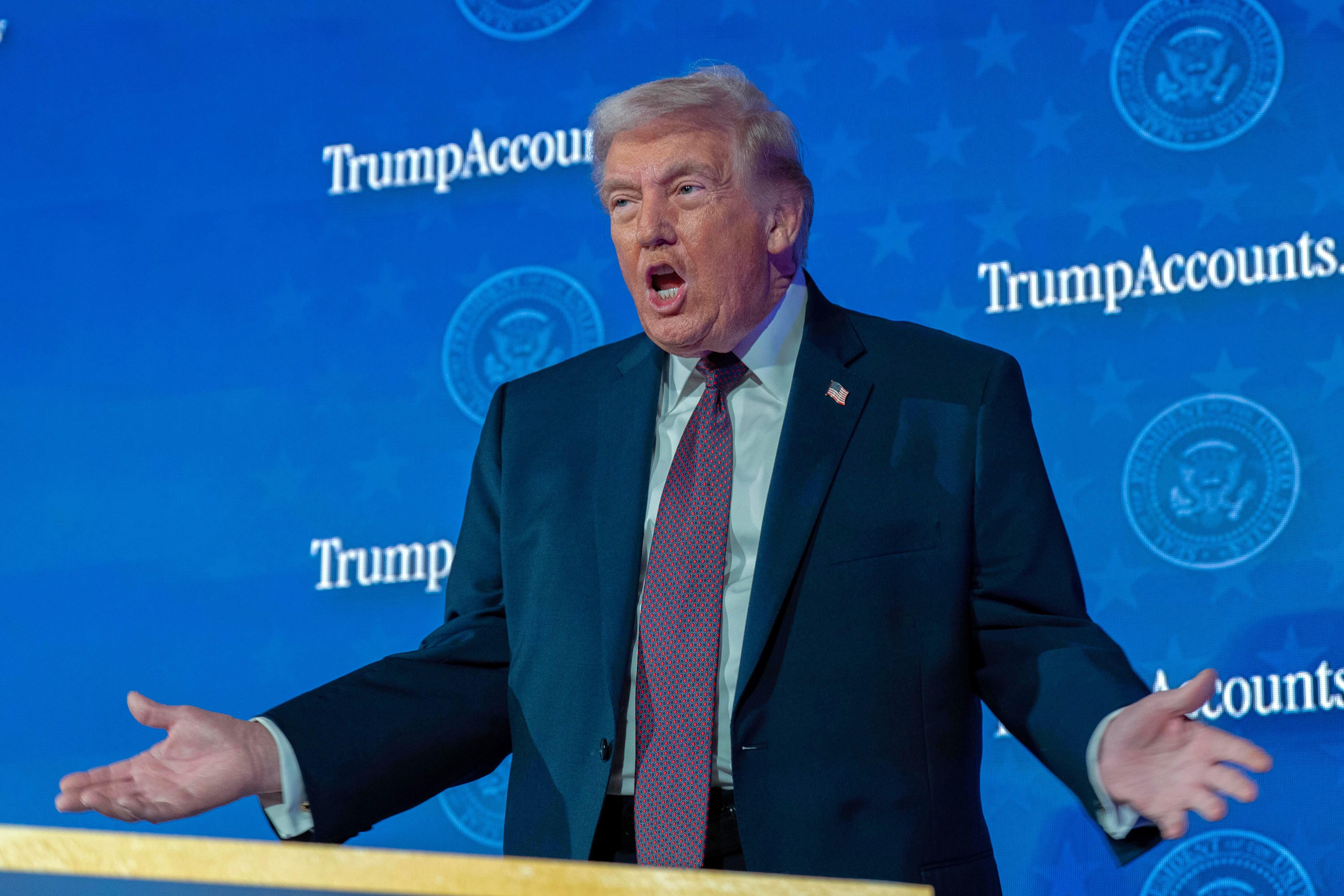 도널드 트럼프 미국 대통령이 28일(현지 시각) 워싱턴DC 앤드루 W 멜런 오디토리엄에서 ‘트럼프 계좌’ 프로그램 출범 행사를 진행하며 발언하고 있다. /AP=연합뉴스