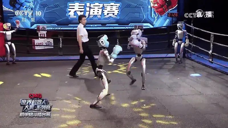 25일 오후 8시 30분 (현지시각) 중국에서 열린 'CMG 세계 로봇 및 시리즈전'에서 유니트리의 휴머노이드 두 대가 격투기 경기를 벌이고 있는 모습. /CCTV과학교육채널 제공