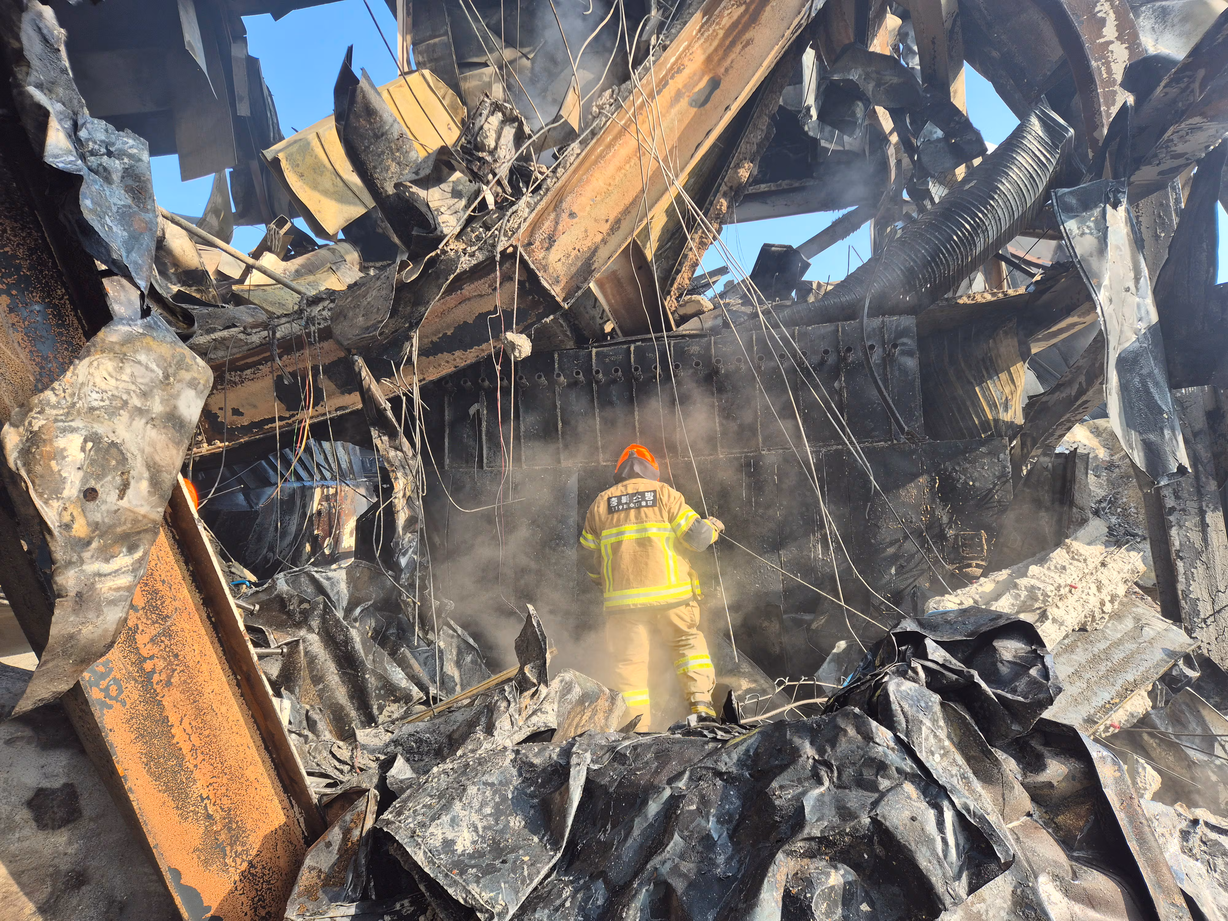 충북 음성군 맹동면의 한 생필품 제조 공장에서 불이 나 직원 2명이 실종된 가운데 소방당국이 내부에서 인명 검색을 하고 있다./충북소방본부